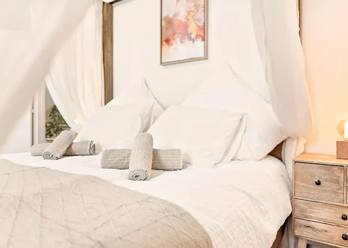 Cozy In Quiet Location, Fast Train Station 100m Away, Contactless Check-in