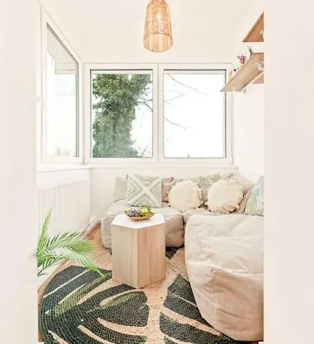 Cozy In Quiet Location, Fast Train Station 100m Away, Contactless Check-in Bécs