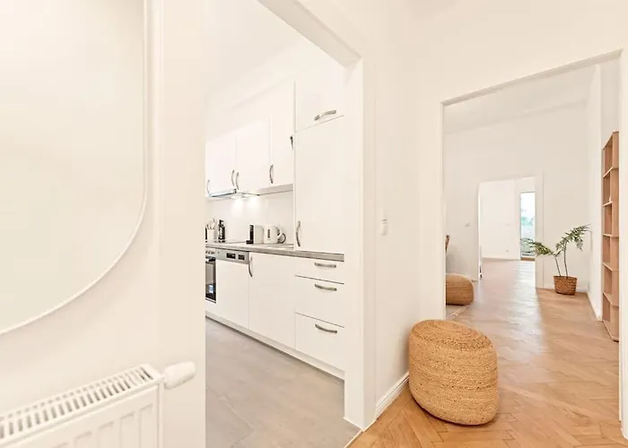Cozy In Quiet Location, Fast Train Station 100m Away, Contactless Check-in *