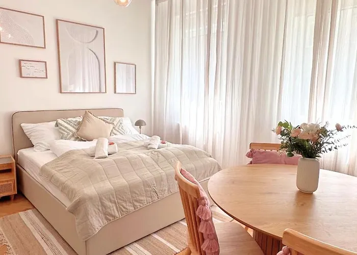 Cozy In Quiet Location, Fast Train Station 100m Away, Contactless Check-in Apartman Bécs