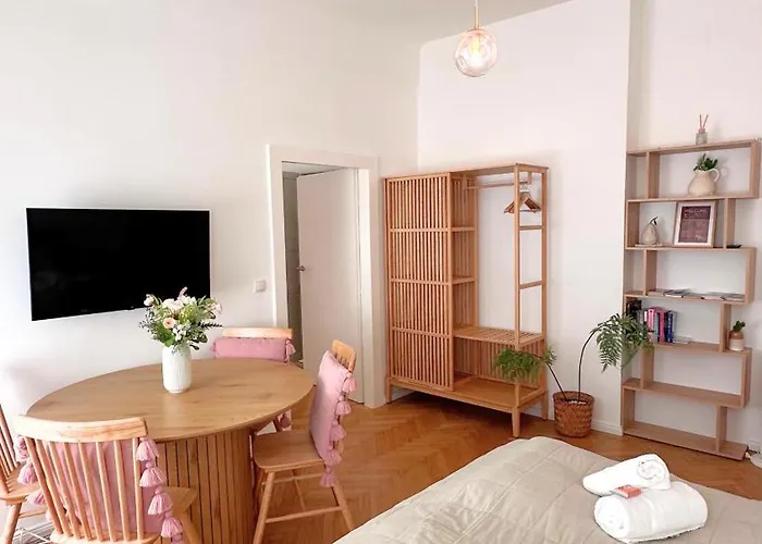 Apartman Cozy In Quiet Location, Fast Train Station 100m Away, Contactless Check-in Bécs