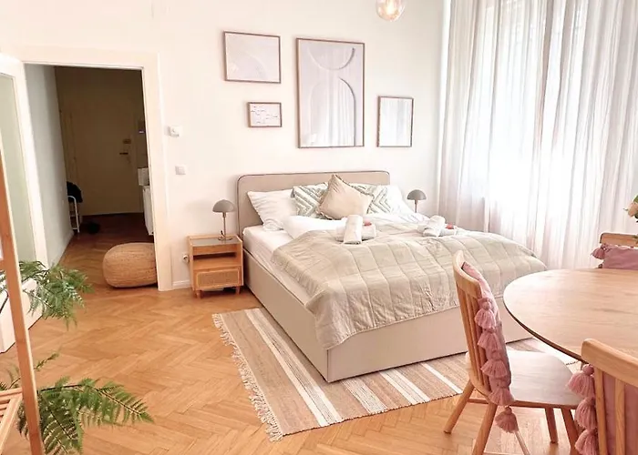 Cozy In Quiet Location, Fast Train Station 100m Away, Contactless Check-in Bécs